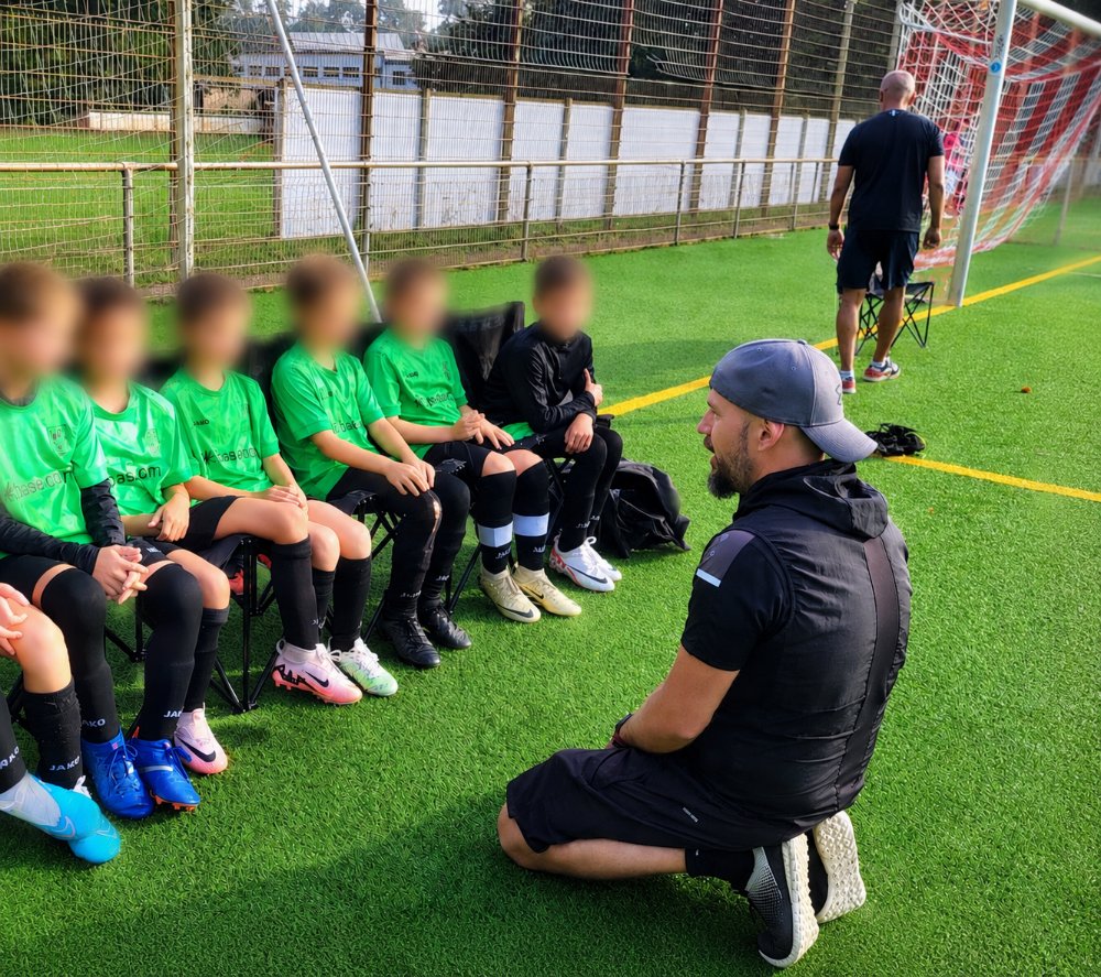 ⚽ Von der Trainerbank ins Buch.||Gegründet von Trainer & Papa Christof.||Was mit Lesemotivation begann, wurde zu unzähligen ballstories® über Teamgeist, Mut und Freundschaft.