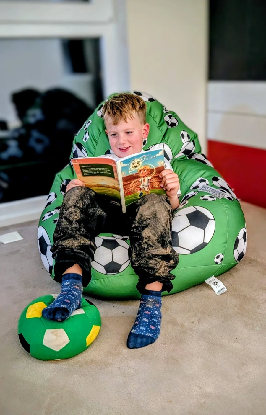 Illustration eines begeisterten ballstories.kids Lesekinds im Fußballtrikot